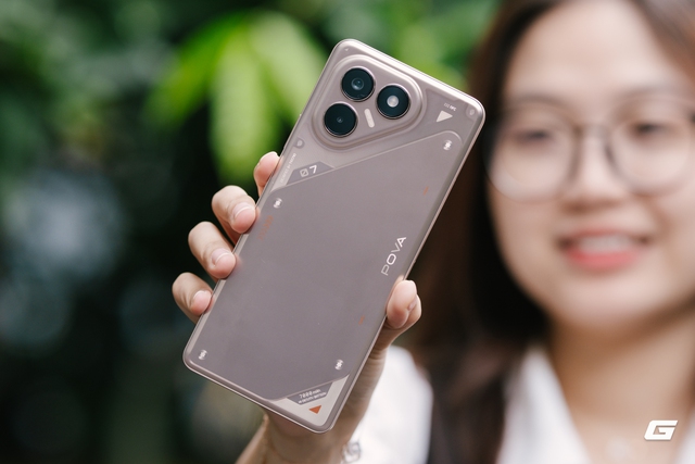 Trên tay điện thoại giá chỉ hơn 3 triệu đồng nhưng thiết kế độc lạ, pin 7.000mAh, chơi mượt PUBG Mobile- Ảnh 2. Trên tay điện thoại giá chỉ hơn 3 triệu đồng nhưng thiết kế độc lạ, pin 7.000mAh, chơi mượt PUBG Mobile- Ảnh 2.