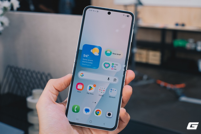 Trên tay Galaxy Z Flip7 FE: Samsung làm điện thoại gập Trên tay Galaxy Z Flip7 FE: Samsung làm điện thoại gập