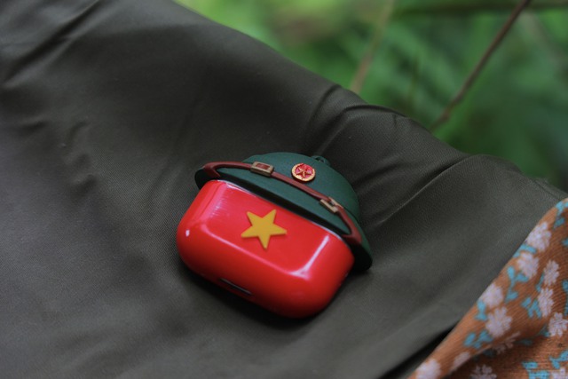 Ra mắt ốp tai nghe AirPods "Made in Vietnam" kỷ niệm 80 năm Cách mạng tháng 8 và Quốc khánh 2/9- Ảnh 1.