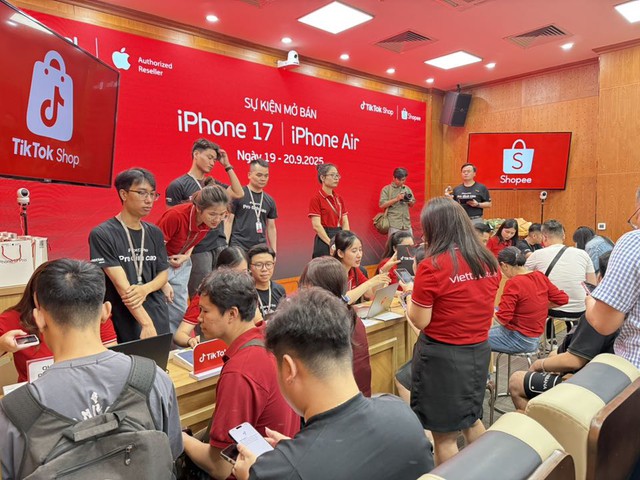 Độc lạ ngày mở bán iPhone 17: Đích thân ban lãnh đạo một hệ thống bán lẻ trực tiếp trao tận tay iPhone mới cho khách hàng- Ảnh 5.