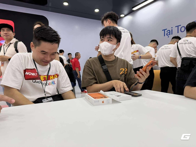 Lại là "Tết iPhone": Khách Việt năm nay đã có lý do "lên đời" iPhone mới, giá gần 40 triệu nhưng ai cũng xếp hàng từ sáng sớm để chờ nhận máy- Ảnh 1.