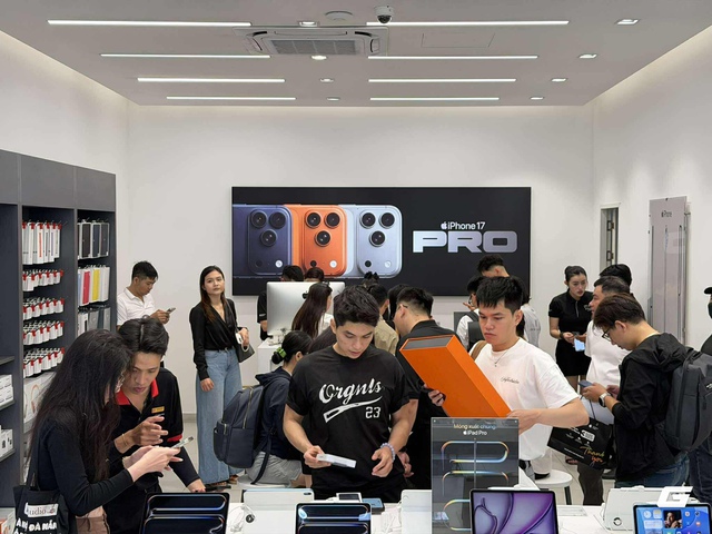 Lại là "Tết iPhone": Khách Việt năm nay đã có lý do "lên đời" iPhone mới, giá gần 40 triệu nhưng ai cũng xếp hàng từ sáng sớm để chờ nhận máy- Ảnh 9.