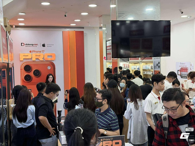 Lại là "Tết iPhone": Khách Việt năm nay đã có lý do "lên đời" iPhone mới, giá gần 40 triệu nhưng ai cũng xếp hàng từ sáng sớm để chờ nhận máy- Ảnh 8.