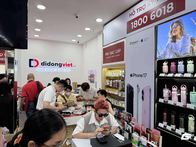 Lại là "Tết iPhone": Khách Việt năm nay đã có lý do "lên đời" iPhone mới, giá gần 40 triệu nhưng ai cũng xếp hàng từ sáng sớm để chờ nhận máy- Ảnh 7.