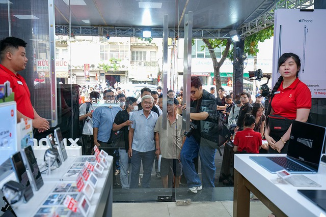 Lại là "Tết iPhone": Khách Việt năm nay đã có lý do "lên đời" iPhone mới, giá gần 40 triệu nhưng ai cũng xếp hàng từ sáng sớm để chờ nhận máy- Ảnh 4.