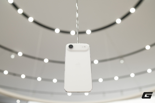 Cận cảnh iPhone Air "siêu mỏng cánh" đến khó tin vừa ra mắt: Apple vừa làm điều mà Samsung và chính iPad Pro cũng phải dè chừng- Ảnh 1.