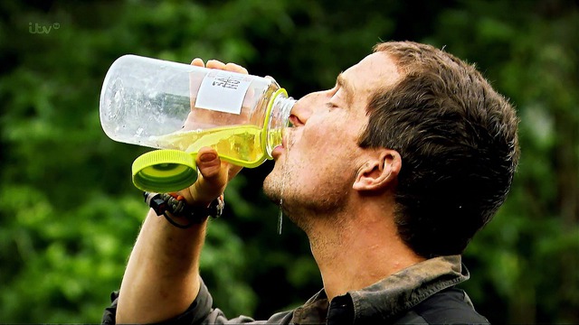 Uống nước tiểu để sinh tồn: mẹo cứu mạng hay ảo tưởng nguy hiểm được thổi phồng trên truyền hình - Ảnh 3.