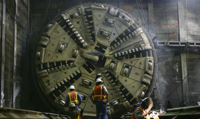 Trung Quốc tạo kỳ t&iacute;ch g&acirc;y sốc: M&aacute;y đ&agrave;o hầm d&agrave;i 145 m&eacute;t, nặng 5.000 tấn bất ngờ mắc kẹt dưới đ&aacute;y s&ocirc;ng, được &lsquo;giải cứu&rsquo; th&agrave;nh c&ocirc;ng bằng c&aacute;ch kh&ocirc;ng ai ngờ - Ảnh 1.