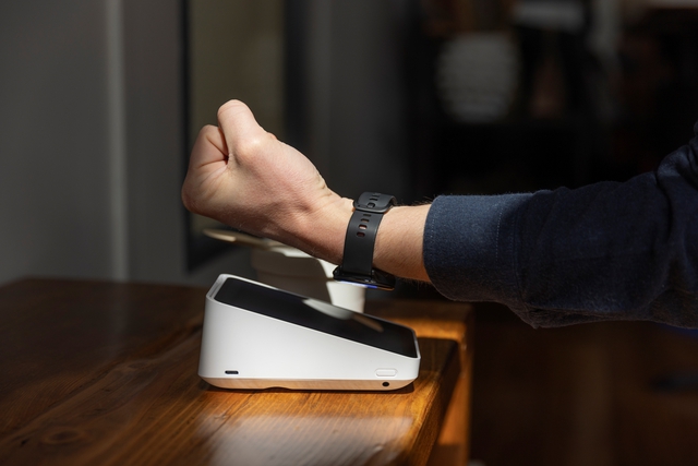 Garmin bắt tay MoMo: Thanh to&aacute;n QR ngay tr&ecirc;n đồng hồ, mở rộng trải nghiệm &ldquo;kh&ocirc;ng v&iacute; - kh&ocirc;ng điện thoại&rdquo; cho người d&ugrave;ng Việt - Ảnh 1.