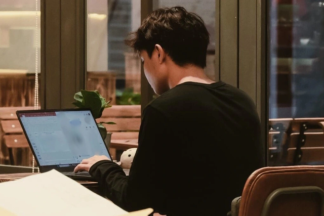 Gi&agrave;u nhanh phải trả gi&aacute;: mặt tối của thế hệ đa nguồn thu v&agrave; cuộc c&aacute;ch mạng t&agrave;i ch&iacute;nh tuổi 20 của Gen Z - Ảnh 1.