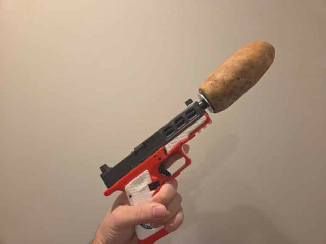 Chuyện thật như đùa tại Mỹ: Củ khoai tây được chính phủ cấp phép trở thành nòng giảm thanh súng 9mm - Ảnh 3.