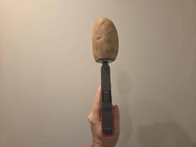 Chuyện thật như đùa tại Mỹ: Củ khoai tây được chính phủ cấp phép trở thành nòng giảm thanh súng 9mm - Ảnh 2.