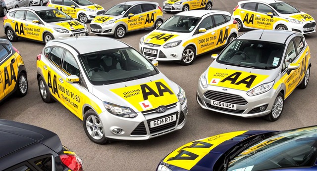 B&agrave;i thi s&aacute;t hạch l&aacute;i xe tại Vương quốc Anh khắc nghiệt đến mức th&iacute; sinh phải thu&ecirc; 'diễn vi&ecirc;n đ&oacute;ng thế' - Ảnh 2.