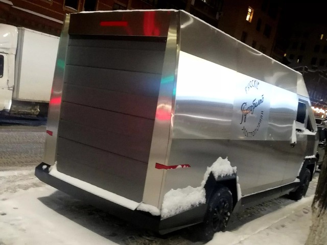 Tesla Cybertruck tung ra phi&ecirc;n bản xe tải van hay chi&ecirc;u tr&ograve; quảng c&aacute;o độc lạ? - Ảnh 3.