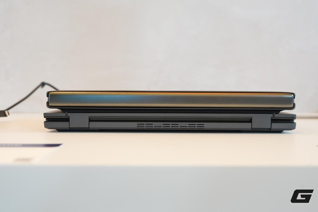 Đem laptop hai m&agrave;n h&igrave;nh đi "cử tạ": ASUS g&acirc;y sốc với độ bền của Zenbook DUO tại CES 2026 - Ảnh 4.