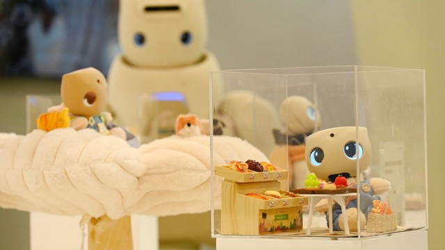 Robot hình người “đáng yêu nhất thế giới” gây chú ý tại CES 2026 với khả năng nhảy múa, chơi cờ và tương tác như con người - Ảnh 1.