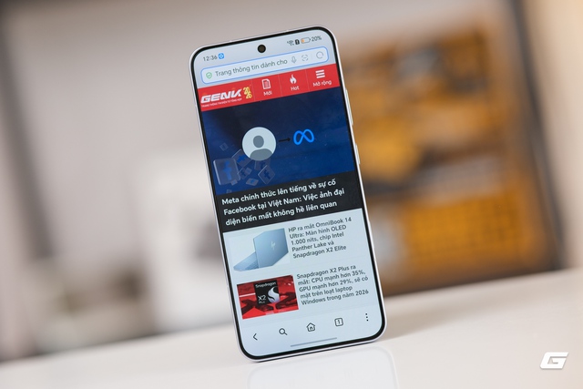 Tr&ecirc;n tay điện thoại pin 10.000mAh - Ảnh 4.