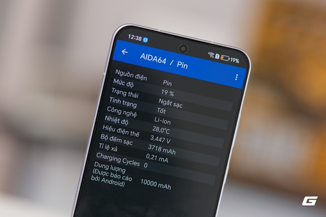 Tr&ecirc;n tay điện thoại pin 10.000mAh - Ảnh 16.