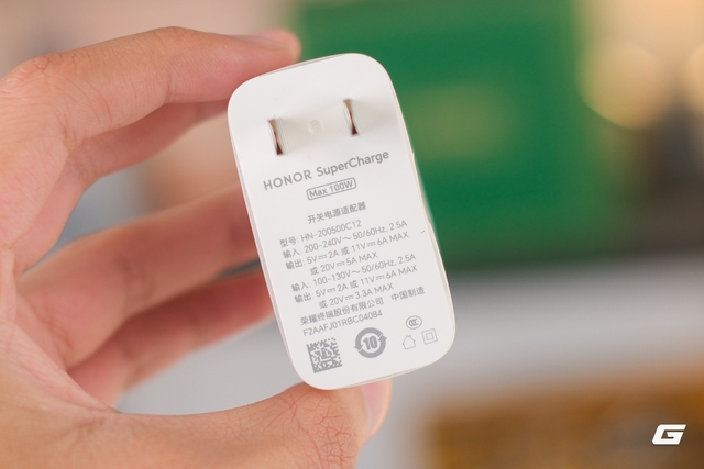 Tr&ecirc;n tay điện thoại pin 10.000mAh - Ảnh 17.