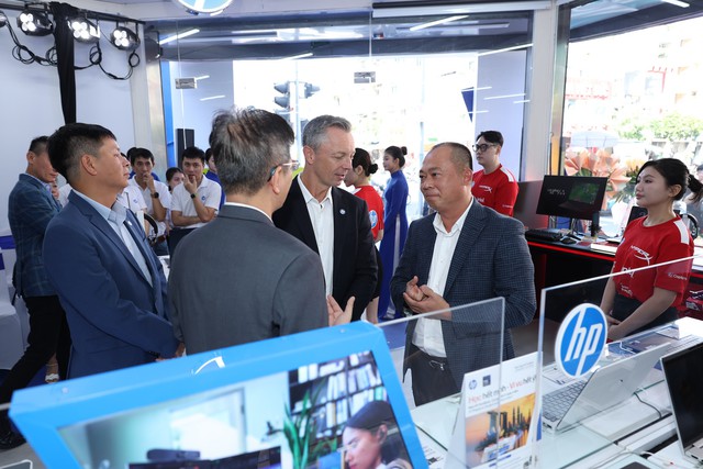 Muốn bán AI PC, HP chọn cách để khách tự cầm, tự thử: HP Flagship Store thứ hai ra mắt tại thành phố Hồ Chí Minh - Ảnh 2.