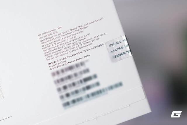 Tr&ecirc;n tay iPhone Duo bản thương mại ch&iacute;nh h&atilde;ng: Nếp gấp r&otilde; dần, gi&aacute; từ 64,99 triệu đồng - Ảnh 2.