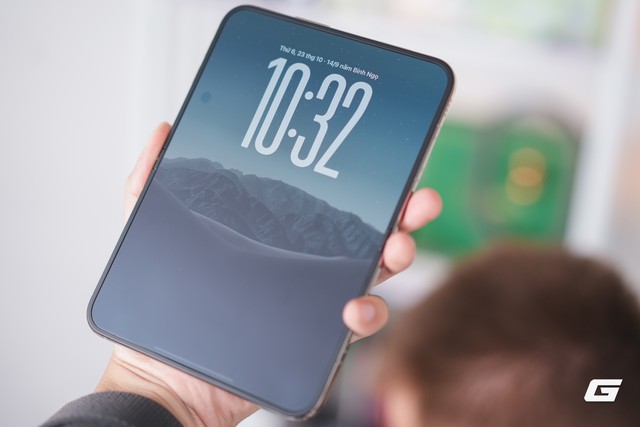 Tr&ecirc;n tay iPhone Duo bản thương mại ch&iacute;nh h&atilde;ng: Nếp gấp r&otilde; dần, gi&aacute; từ 64,99 triệu đồng - Ảnh 4.