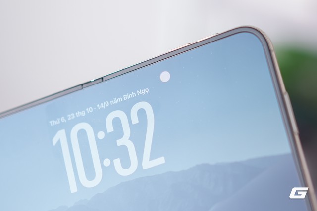 Tr&ecirc;n tay iPhone Duo bản thương mại ch&iacute;nh h&atilde;ng: Nếp gấp r&otilde; dần, gi&aacute; từ 64,99 triệu đồng - Ảnh 7.