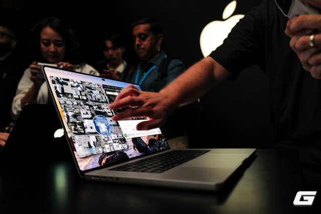 Trải nghiệm nhanh MacBook Pro cảm ứng: M&agrave;n OLED đen s&acirc;u, Dynamic Island l&ecirc;n Mac - Ảnh 1.