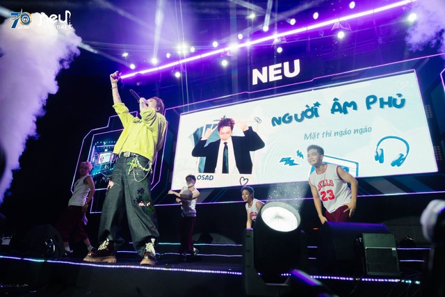 NEU Concert 2026 kh&eacute;p lại với m&agrave;n song ca giữa Hương Tr&agrave;m v&agrave; sinh vi&ecirc;n NEU - Ảnh 4.