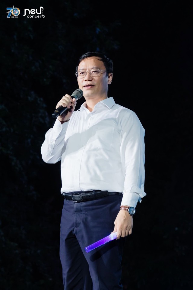 NEU Concert 2026 kh&eacute;p lại với m&agrave;n song ca giữa Hương Tr&agrave;m v&agrave; sinh vi&ecirc;n NEU - Ảnh 2.
