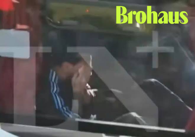 Messi và Ronaldo: Một người được tiễn và một người đòi được đối xử đặc biệt - Ảnh 2.