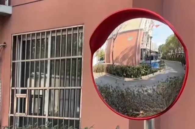 Sửa gương cầu lồi để "trấn phong thủy", người phụ nữ khiến cả khu phố gặp họa - Ảnh 1.