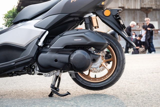 Cuộc chiến "G&agrave; c&ugrave;ng một mẹ": Yamaha NMAX 155 Tech Max hay NVX 155 SP - Bỏ th&ecirc;m 11 triệu đồng c&oacute; đ&aacute;ng? - Ảnh 5.