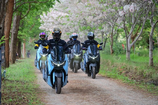 Cuộc chiến "G&agrave; c&ugrave;ng một mẹ": Yamaha NMAX 155 Tech Max hay NVX 155 SP - Bỏ th&ecirc;m 11 triệu đồng c&oacute; đ&aacute;ng? - Ảnh 4.