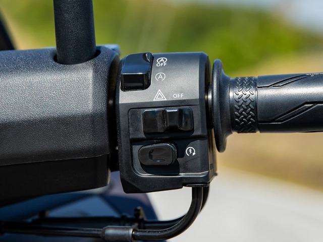 Cuộc chiến "G&agrave; c&ugrave;ng một mẹ": Yamaha NMAX 155 Tech Max hay NVX 155 SP - Bỏ th&ecirc;m 11 triệu đồng c&oacute; đ&aacute;ng? - Ảnh 6.