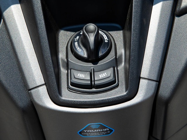 Cuộc chiến "G&agrave; c&ugrave;ng một mẹ": Yamaha NMAX 155 Tech Max hay NVX 155 SP - Bỏ th&ecirc;m 11 triệu đồng c&oacute; đ&aacute;ng? - Ảnh 7.