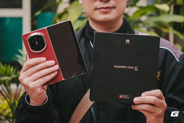 Mở hộp điện thoại gập 55 triệu ch&iacute;nh h&atilde;ng của Huawei: Pin lớn, camera chụp đẹp, kh&ocirc;ng Google, kh&ocirc;ng 5G - ai sẽ mua? - Ảnh 1.