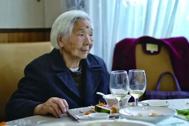 Thường xuyên thức đến 2h sáng và thích ăn vặt, cụ bà vẫn có thế sống đến hơn trăm tuổi - Ảnh 1.