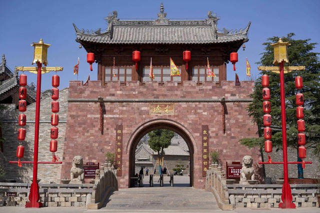 Ngôi làng cổ 600 năm tuổi tại Trung Quốc đổi đời nhờ đóng phim: Cả người và vật nuôi đều thành diễn viên - Ảnh 1.