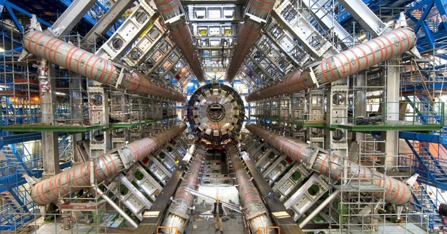 Chuy&ecirc;n gia cho "chuột sắt" canh g&aacute;c cỗ m&aacute;y vật l&yacute; lớn nhất thế giới: Họ đang toan t&iacute;nh điều g&igrave;? - Ảnh 1.