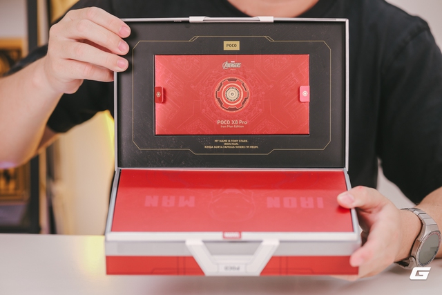 Mở hộp điện thoại Iron Man của Xiaomi - Ảnh 2.