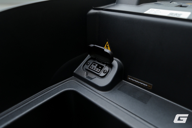 Trải nghiệm Yadea Osta H+: Xe 50cc nhưng nhiều công nghệ xịn, có màn hình chỉ đường, mở khóa từ xa, giá sale dưới 25 triệu - Ảnh 9.