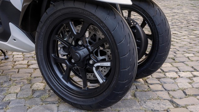 Yamaha tung xe tay ga ba bánh có túi khí đầu tiên thế giới khiến thị trường xe máy toàn cầu chấn động - Ảnh 4.