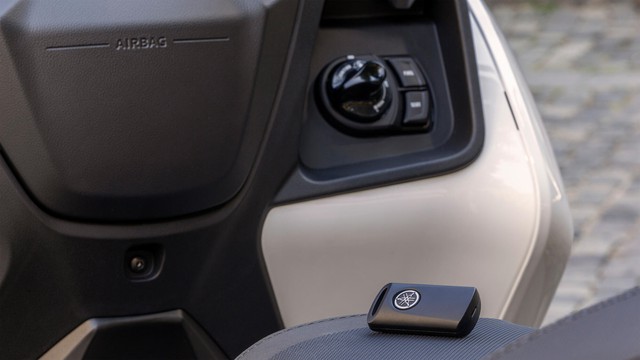 Yamaha tung xe tay ga ba bánh có túi khí đầu tiên thế giới khiến thị trường xe máy toàn cầu chấn động - Ảnh 8.