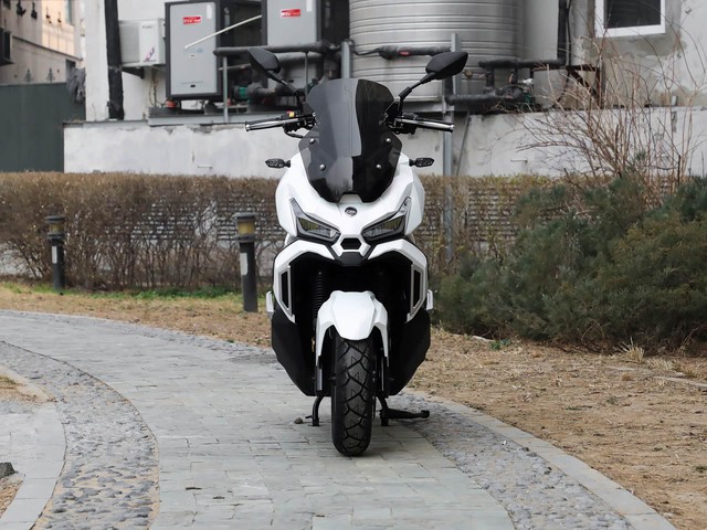 SYM Husky 150 ADV: Mẫu xe tay ga phong cách địa hình gây chú ý với thiết kế lạ mắt và khả năng vận hành đáng nể - Ảnh 2.