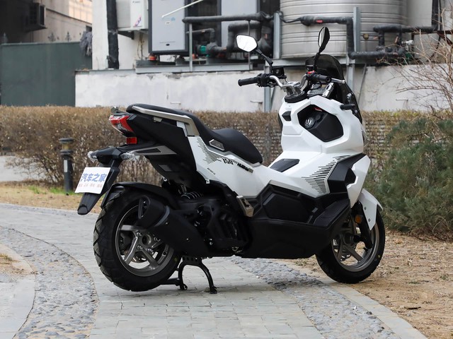 SYM Husky 150 ADV: Mẫu xe tay ga phong cách địa hình gây chú ý với thiết kế lạ mắt và khả năng vận hành đáng nể - Ảnh 4.