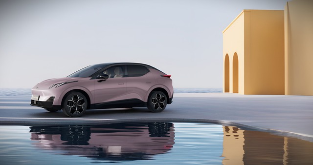 Một chiếc xe điện tại Trung Quốc vừa gặp tai nạn theo cách rất khó tưởng tượng - Ảnh 1.