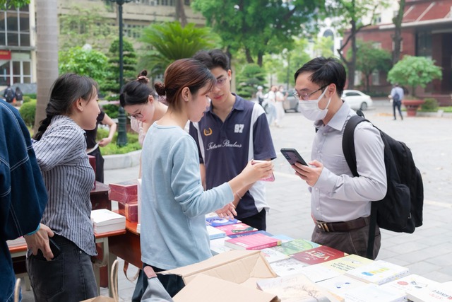 M&ugrave;a hội s&aacute;ch thứ 8 của trường B&aacute;o: kh&ocirc;ng gian đọc gặp chủ đề 'chuyển m&igrave;nh' trong thời AI - Ảnh 1.
