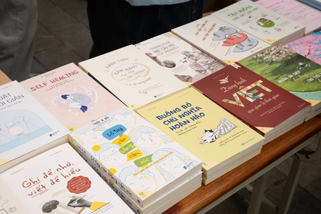 M&ugrave;a hội s&aacute;ch thứ 8 của trường B&aacute;o: kh&ocirc;ng gian đọc gặp chủ đề 'chuyển m&igrave;nh' trong thời AI - Ảnh 2.