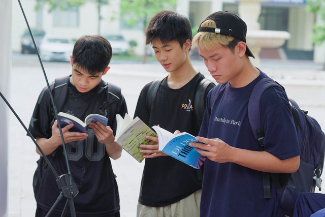 M&ugrave;a hội s&aacute;ch thứ 8 của trường B&aacute;o: kh&ocirc;ng gian đọc gặp chủ đề 'chuyển m&igrave;nh' trong thời AI - Ảnh 3.